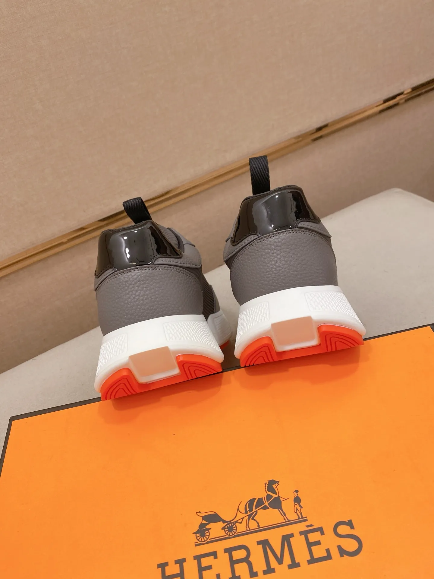 Ex-factory price: 460💰《HERMES》【Classic original single version】Hermès; top 🔝purchasing agent🔍🔍men's latest 🇺🇸 counter sales simultaneously, imported from Italy original ▲▲cowhide ▲▲ (high-end, nobility, class) ) Exquisite workmanship (Italian 🇮🇹 imported water-dyed 🐂 cowhide lining) sole: original sole provided by the original factory, ⚠️exclusive double-layer activity·TPR·rubber·combined molded outsole; super comfortable·wear-resistant·non-slip·environmental protection The real thing is more beautiful if you take the real thing (high quality, follow the order). You can enter and exit the counter at will * Number of yards: 38-44 (45 can be customized and cannot be returned or exchanged)